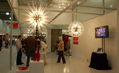 夸張燈具 伸展觸須擁抱生活（圖）