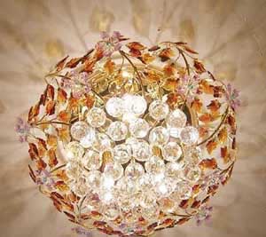 水晶天花燈 幻彩美麗光影（圖）