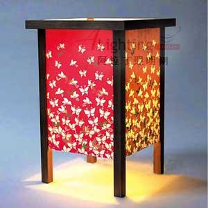 英國(guó)刺繡臺(tái)燈 無(wú)限田園風(fēng)情(圖)