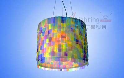 夢(mèng)幻吊燈 穿著珠片裙起舞(組圖)