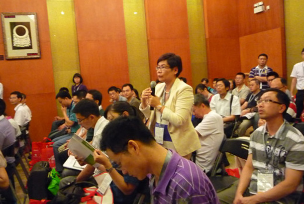 現(xiàn)場(chǎng)觀眾就OLED市場(chǎng)前景以及技術(shù)情況作提問