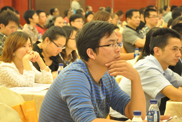 現(xiàn)場(chǎng)觀眾正認(rèn)真聽講關(guān)于材料與配套技術(shù)內(nèi)容