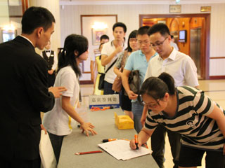 廈門站·參會觀眾有序排隊簽到